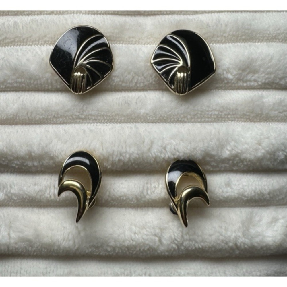 2 Pairs of Signed Trifari Earrings Vintage-Pierced- Black Enamel w. Gold - Picture 3 of 7